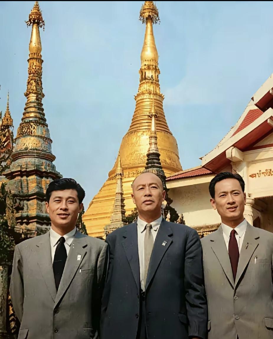 中间的大哥是谁呀？怎么好像从未见过他，作为70后旁边的两位都能认出来，就是中间的