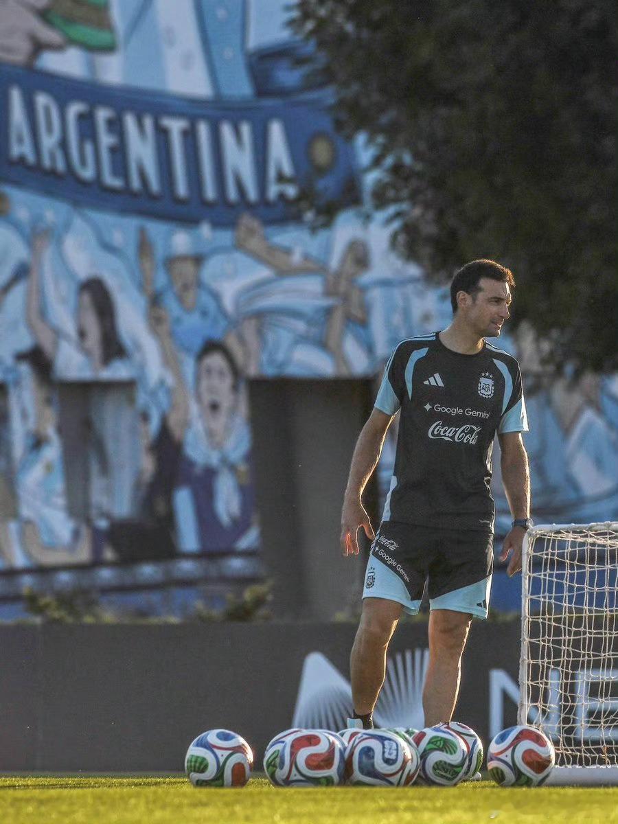 皇马锁定世界杯冠军教头备选，连年四大皆空，球队换帅刻不容缓。卡塔尔世界杯的巅峰时