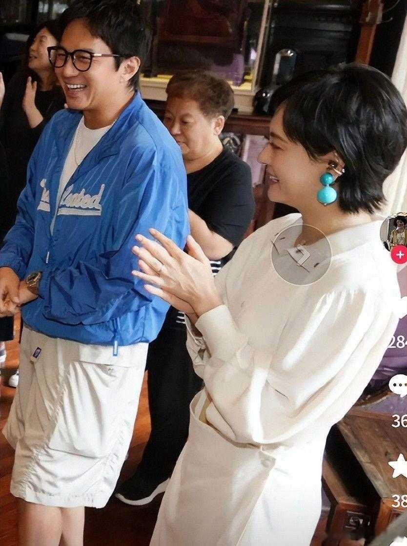 孙俪邓超出席母亲寿宴，孙母造型时髦配饰亮眼​