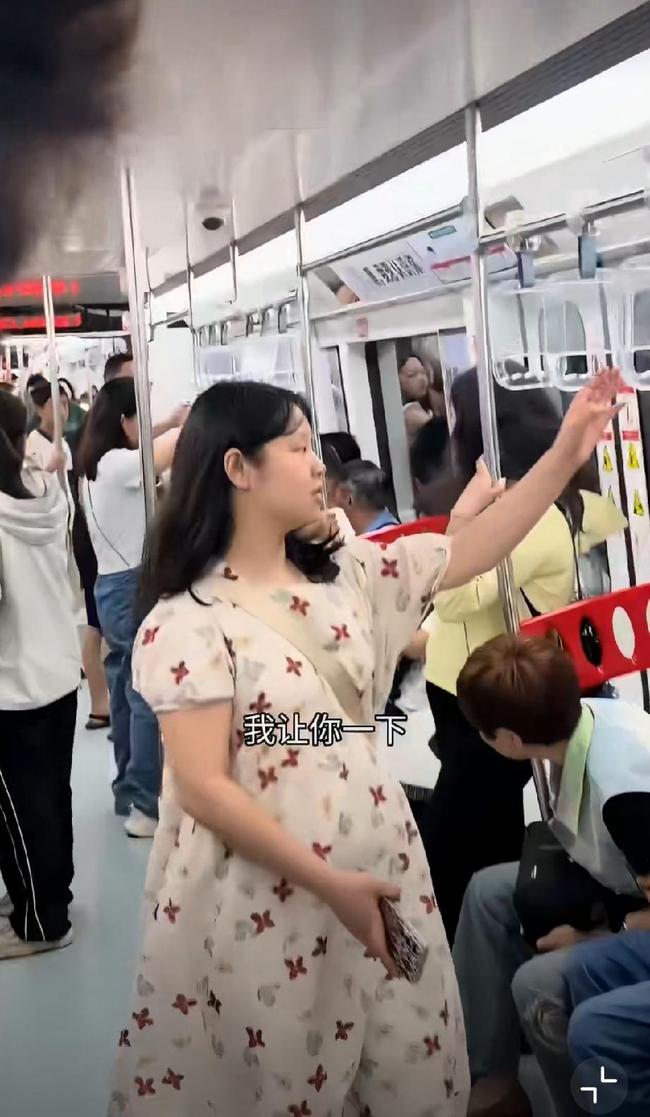 地铁上大爷要求年轻人让座，乘客：我让是情分，不让是本分，你不要为老不尊！大爷地铁