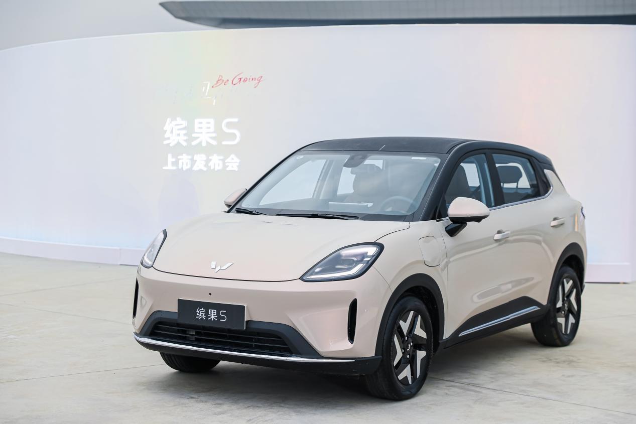 五菱再现抢手货,上市1个月大卖2.4万台。 如今A0级纯电车型是不少年轻家庭