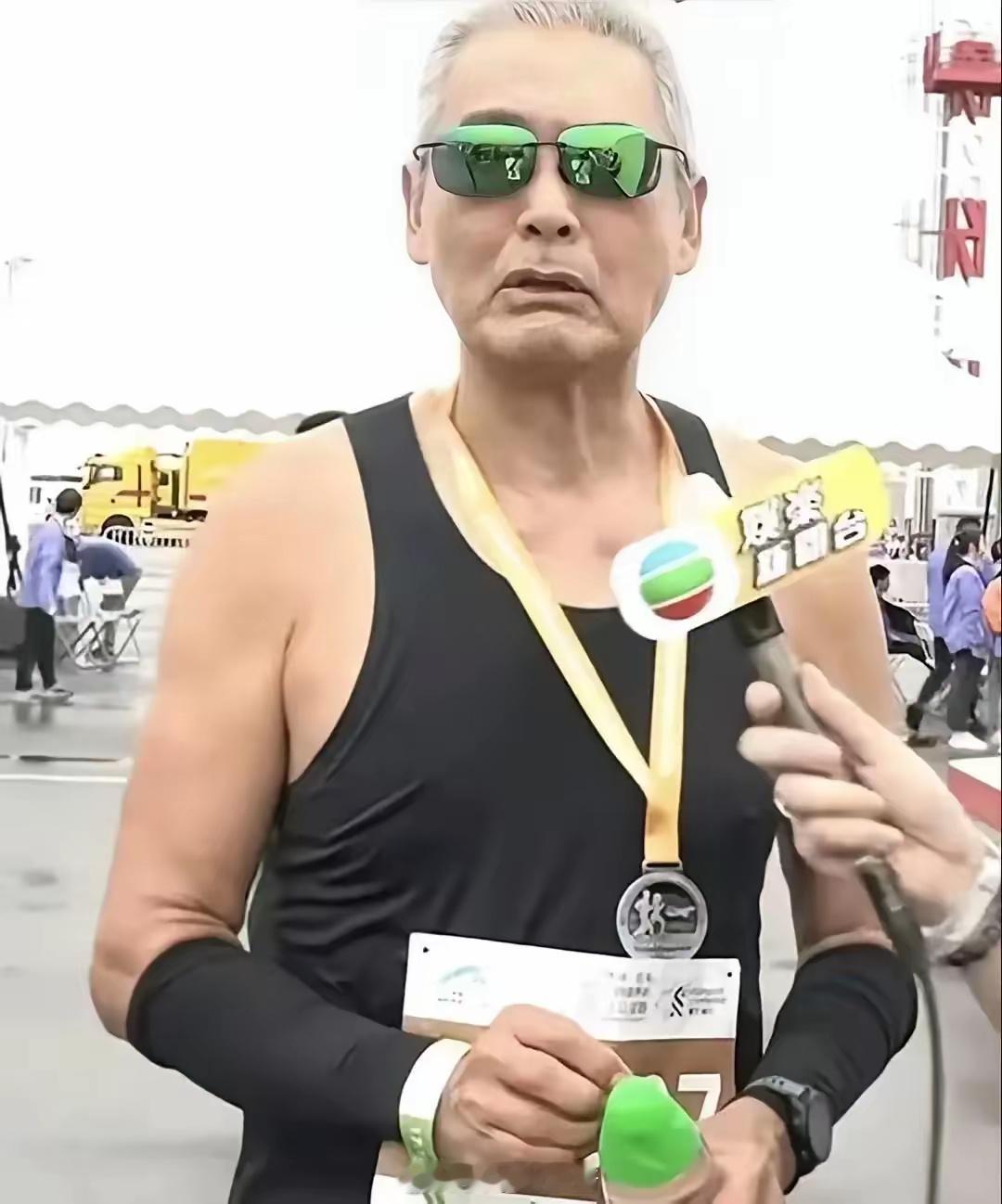 周润发老了，梁朝伟老了，刘德华也老了，只有他70像30还那么年轻​​​