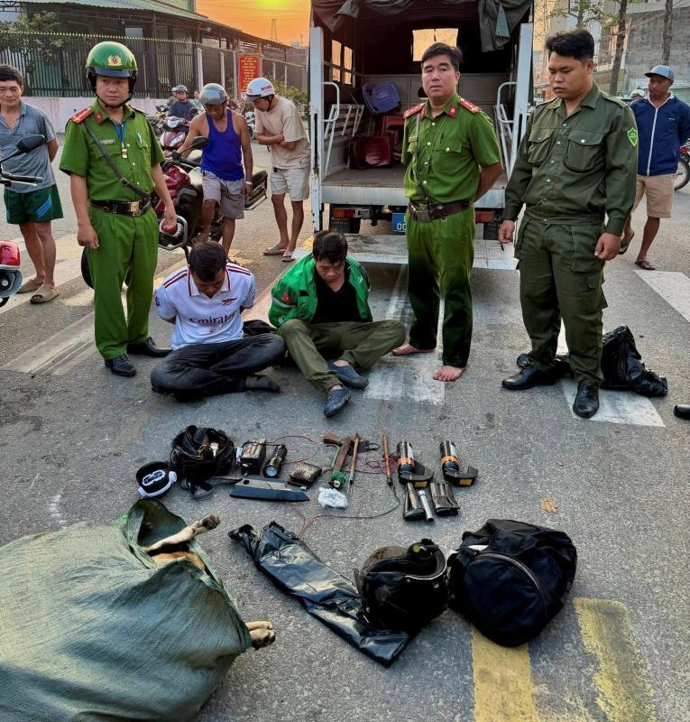 近日越南胡志明市公安抓获的偷狗贼巡逻队立即追捕并抓获2名涉案人员和大量证物，包
