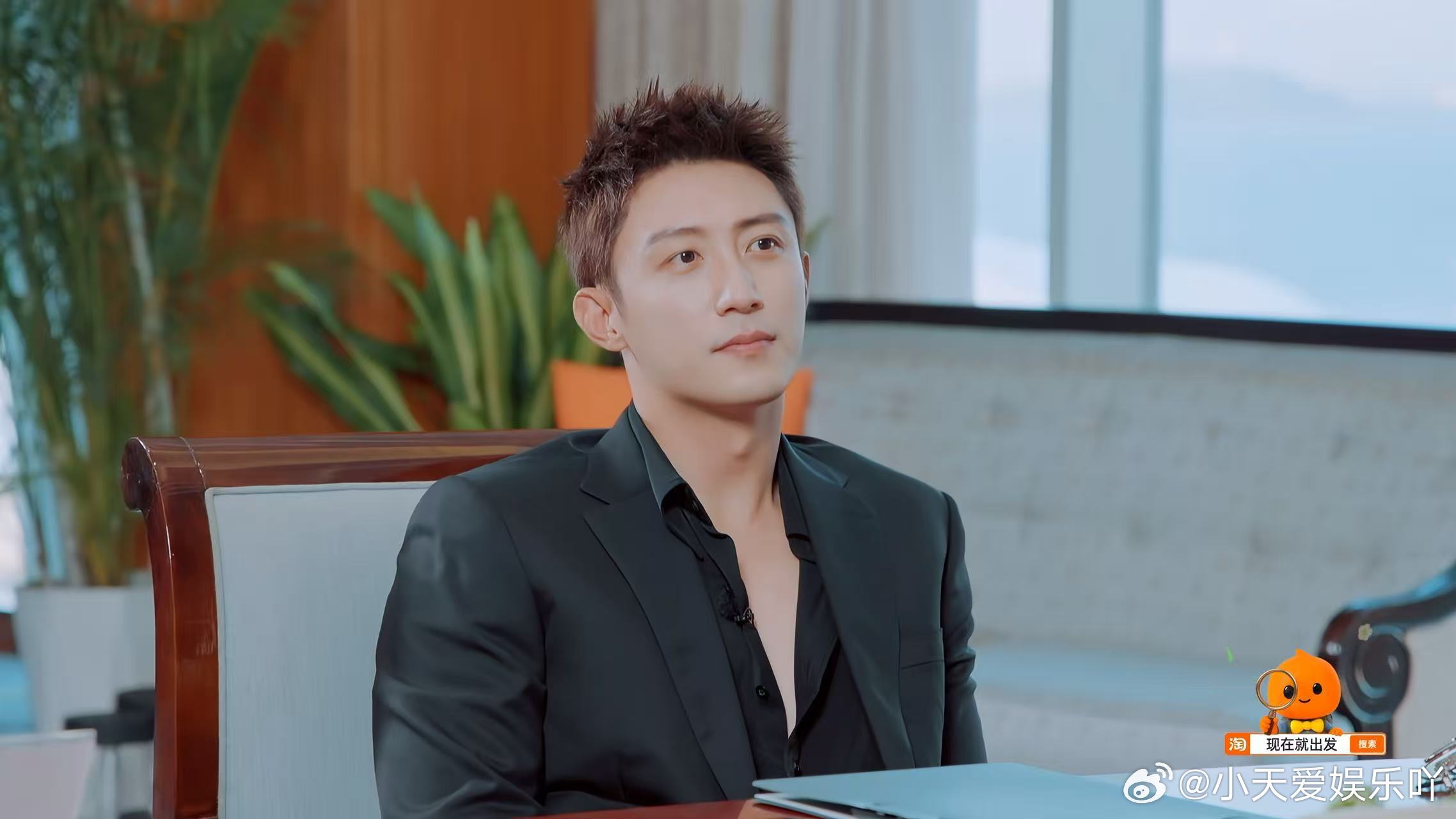 范丞丞不语只是一味说黄景瑜帅这段真的反复刷，腾哥系扣子翻车本来就够好笑，范丞丞根