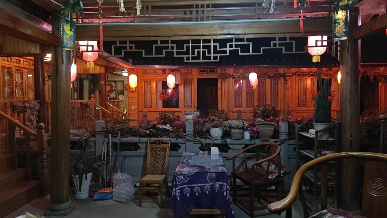 昨天傍晚，开着老战友老猫从昆明给我买的二手车，到了和顺古镇。老猫是在我不知道的前