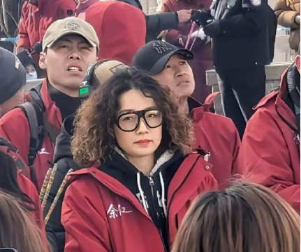 马伊琍啊，该说你什么好呢，你都50岁了，怎么还给自己整个爆炸头呢？​不得不