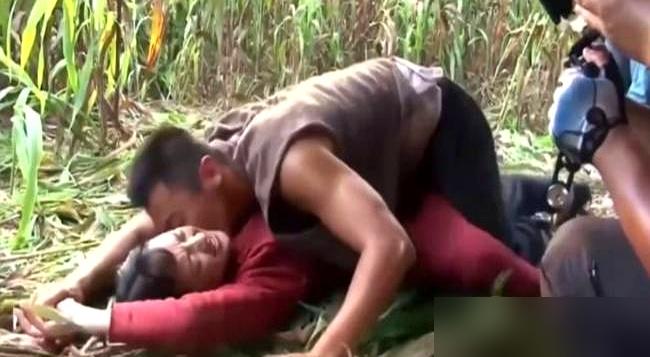 都以为周迅被弄伤是敬业的代价。我告诉你，这是影后喂给新人的一口血。那不是演戏