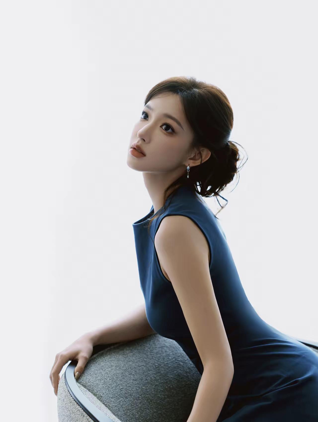 突然觉得娶这个女孩做媳妇也很好[玫瑰]！恬静，温柔，和以往的风格真不一样啊，