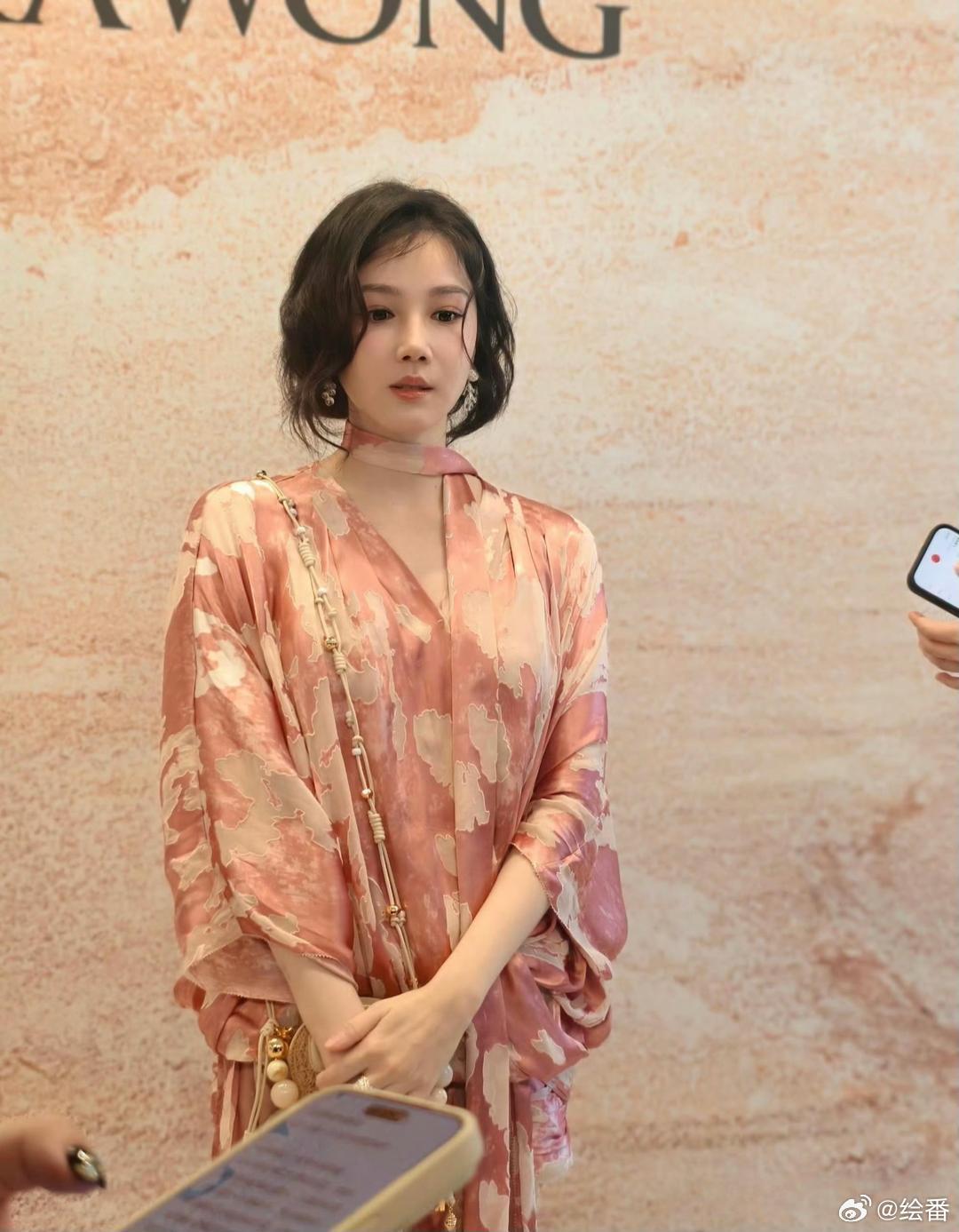 陈小纭这也太吓人吧！大腿小腿一样细，看起来真的很吓人啊！