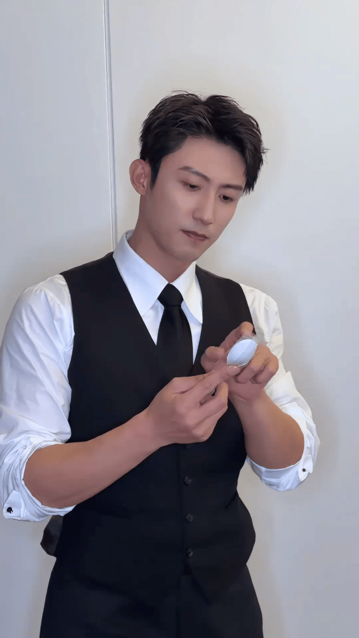 黄景瑜这个合拍里拿的是外卖汤勺，哈哈哈哈做个单人的动图，这身衣服真的很显身材