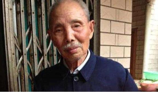 2003年，贵州，1男子掉进河里，被60岁老汉搭救，为报恩，男子常去照顾老汉，俩