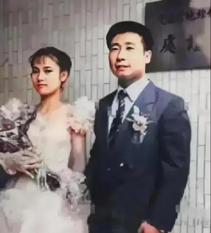 1983年，叛逃到台湾的飞行员王学成结婚了。婚礼上，王学成开心至极，可是他身边的