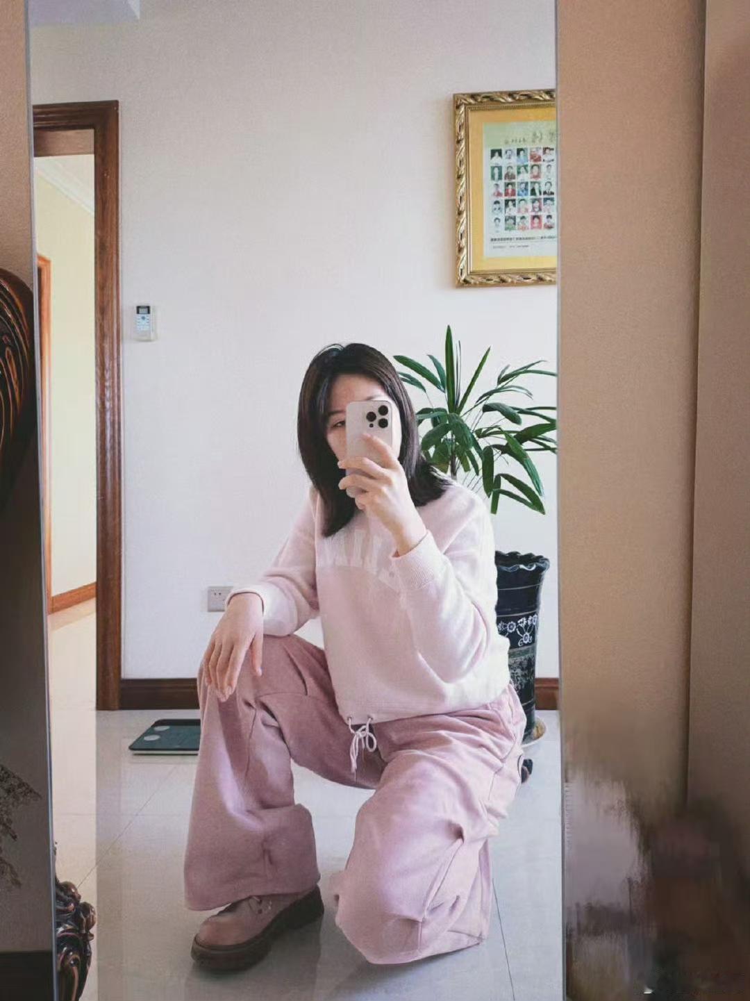 陈幸同社媒分享一月生活与赛场碎片。粉色居家服显温馨。看的出来陈幸同非常满意在一月