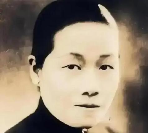 1933年的南京，蒋介石当众甩了宋子文一耳光。宋霭龄闻讯冷笑放话：子文若有个三长