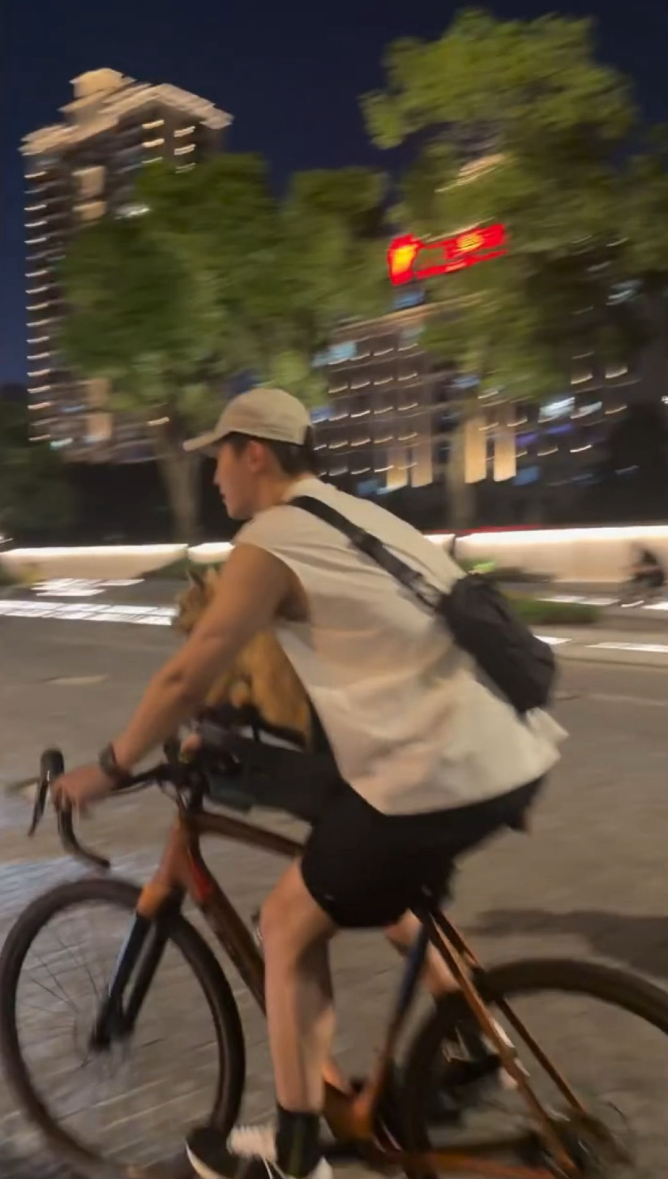 黄景瑜的自行车可不以加个座儿，夏天公主坐前面粉丝轮流坐后面黄景瑜的狗有自行车专属