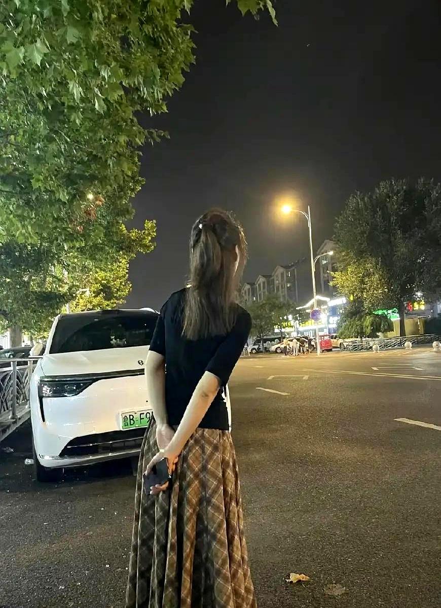 小伙天天找姑娘聊天，两周后人直接不回了——情感圈最近炸了锅，都在说追人别踩