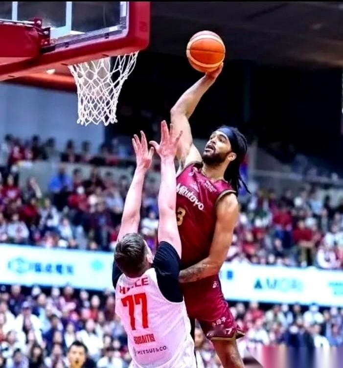 山东男篮那个盼了半天的大外援琼斯，总算落地了。人是周日下午到的济南，刚出关，估