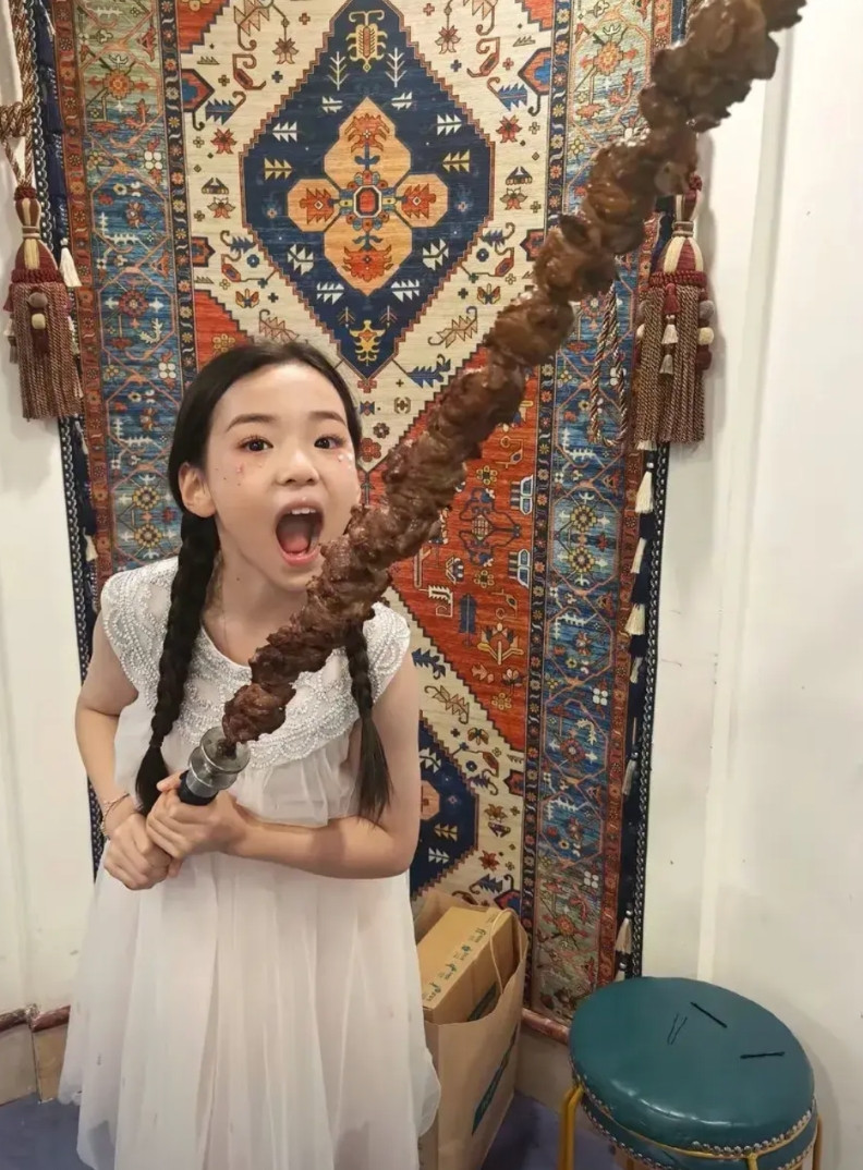 董璇透露，和张维伊新婚后选择分居，因为小酒窝是女孩，不方便住在一起。这婚结的新婚