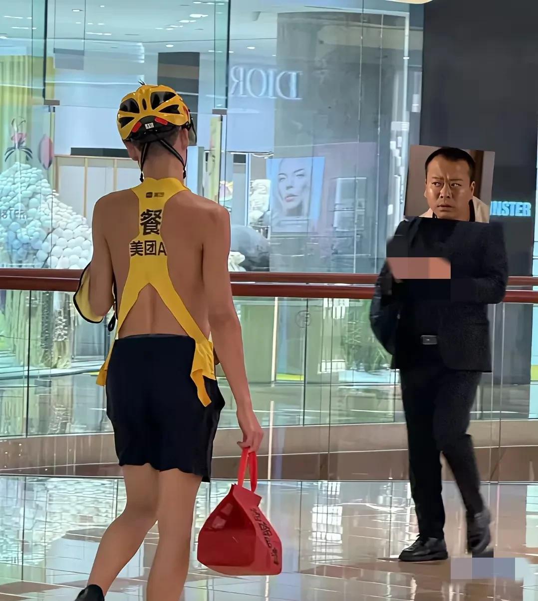 外卖小哥:只要能凉快一点，防不防晒已经不重要了！