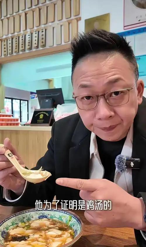 他曾是央视主持，却因“任性”引起领导不满，今54岁在街头当吃播。    