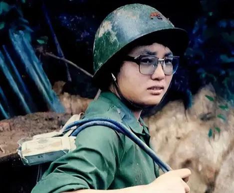 1986年，23岁的女护士刘亚玲以探亲为由请假，却偷偷奔赴老山前线。领导以党性严