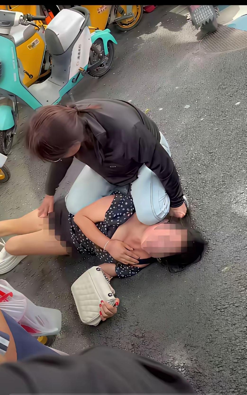 只是怀疑出轨，没有实锤。两个五十多岁的女人，当街把一个37岁的宝妈按在地上，
