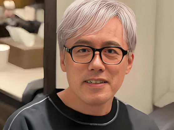 歌手张宇冲上了热搜原因是戴军曝出猛料，张宇好心办了坏事，把人家婚礼弄得尴尬了，