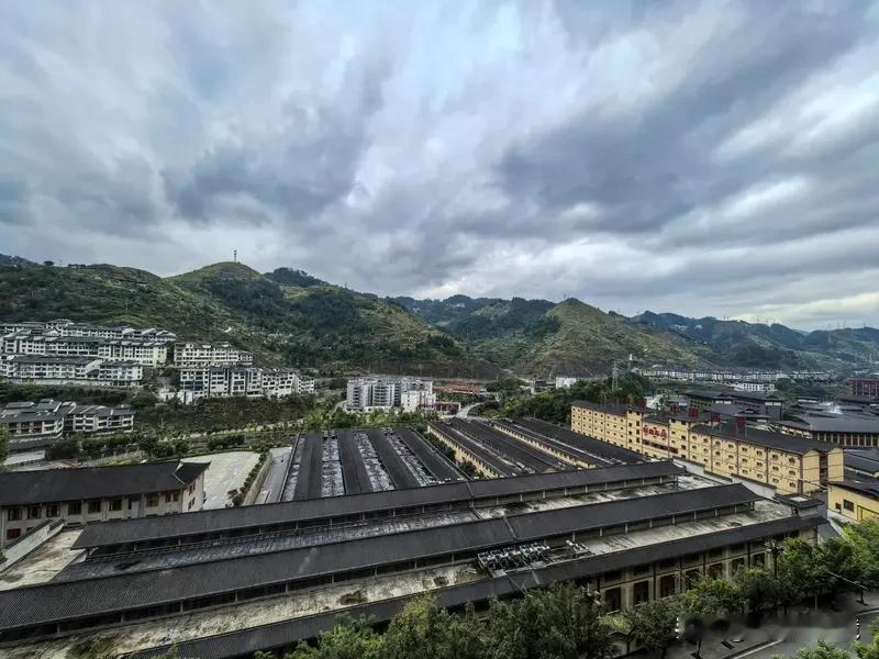 茅台董事长总经理调研i茅台配套物流1月4日，茅台集团董事长陈华和总经理王莉去贵