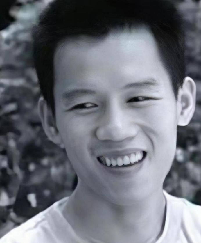 看得心酸！广东珠海，23岁保安韦兆安夜巡救下遭劫女教师，成全城英雄，两年后却因伤