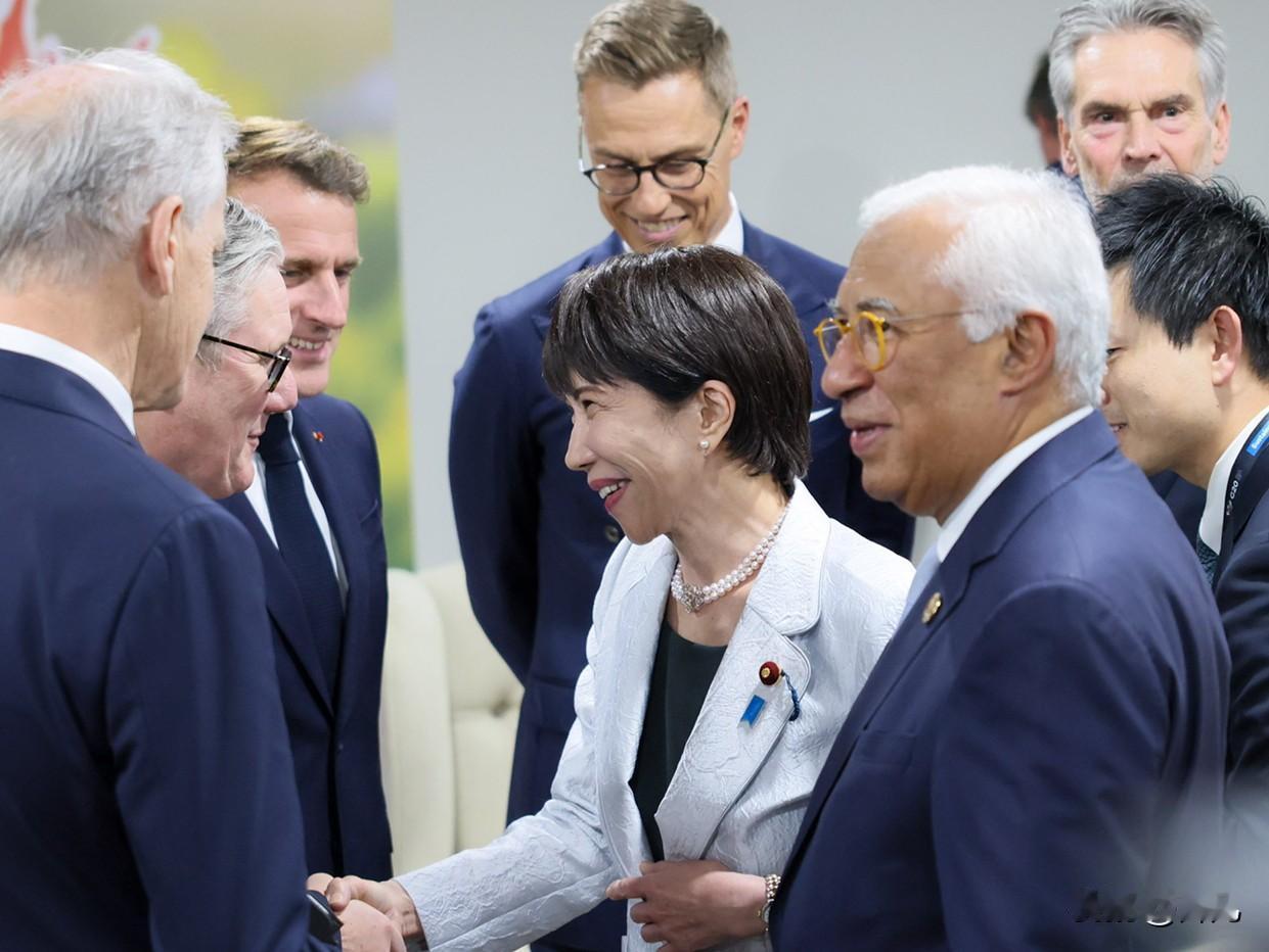 高市早苗假装很忙！11月23日，日本多家媒体宣称，日本首相高市早苗在出席在南非举