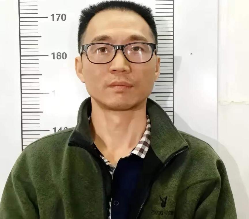 1995年，广东高干子弟陈恂敏劫走1500万现金，还害死了运钞员。他却隐姓埋名2