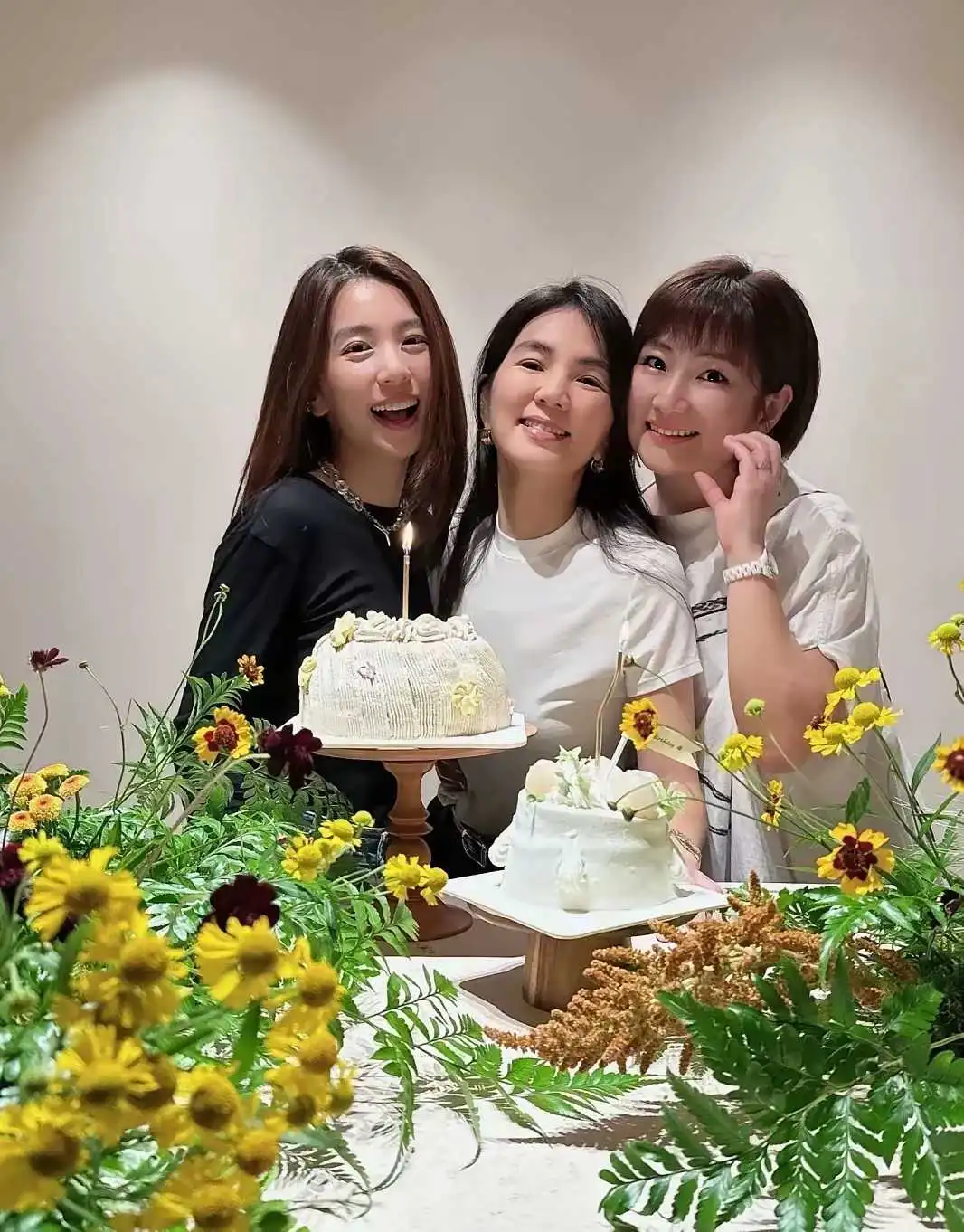 三人合照，才知道谁最漂亮。