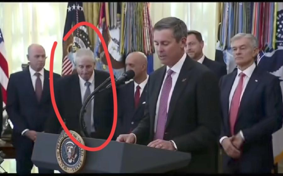 特朗普办公室记者会，有人突然晕倒！就倒在了特朗普身边！当时正在发布减肥医药报销新