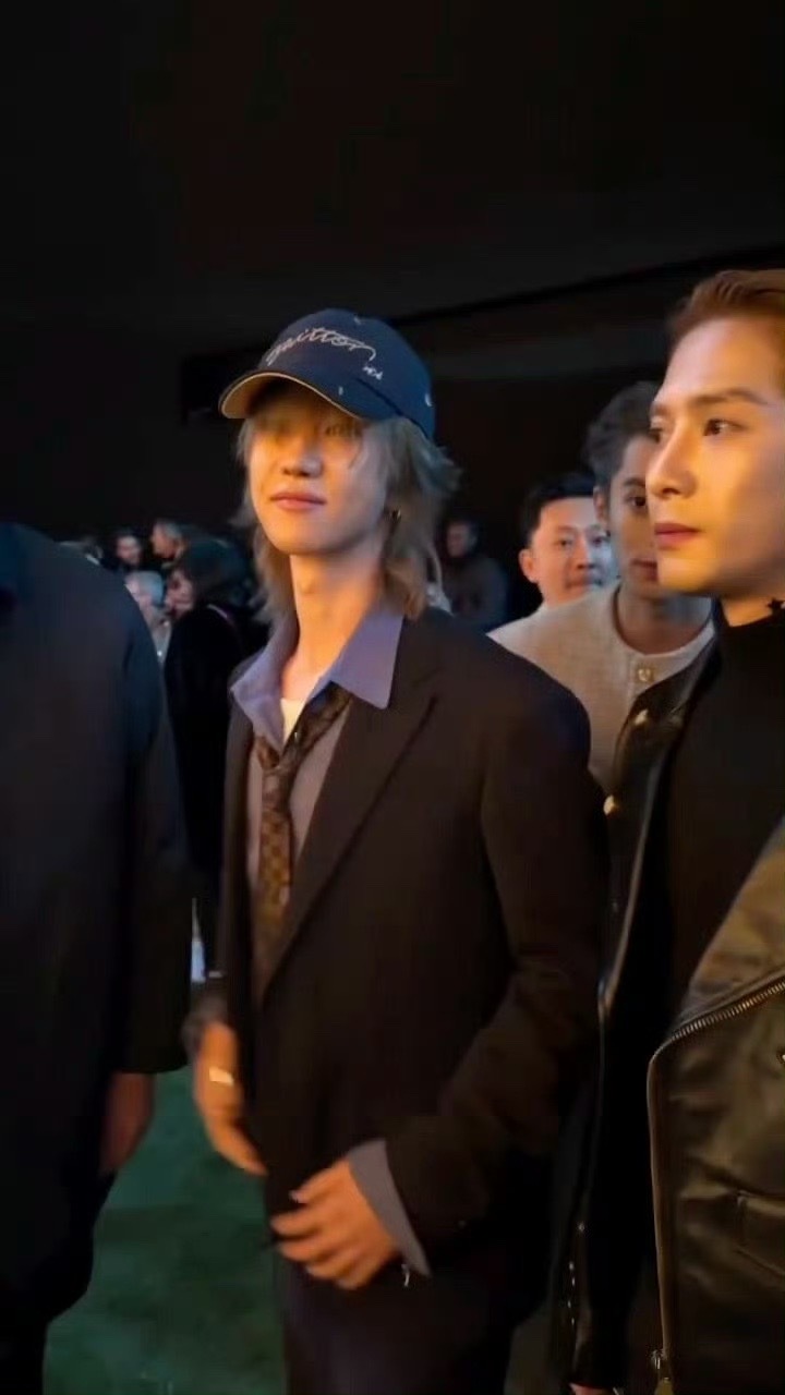 王嘉尔、王鹤棣、徐明浩lv活动同框，第一眼看到谁