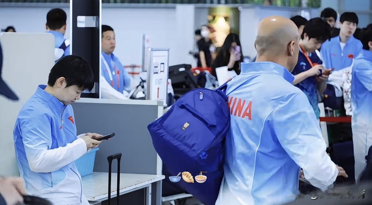 中国乒乓球队启程✈️中国，准备备战参加下一项赛事！今天早上一大早，教练团队和队员