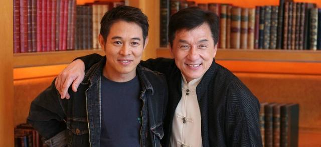 63岁李连杰晒旧照，一句“陪我变老”评论区全哭腔，骂他偏心的那帮人呢！