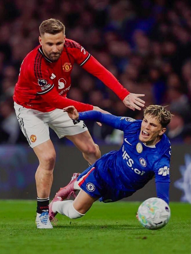 talkSPORT记者AlexCrook：切尔西愿意在今夏出售加纳乔，因为高层