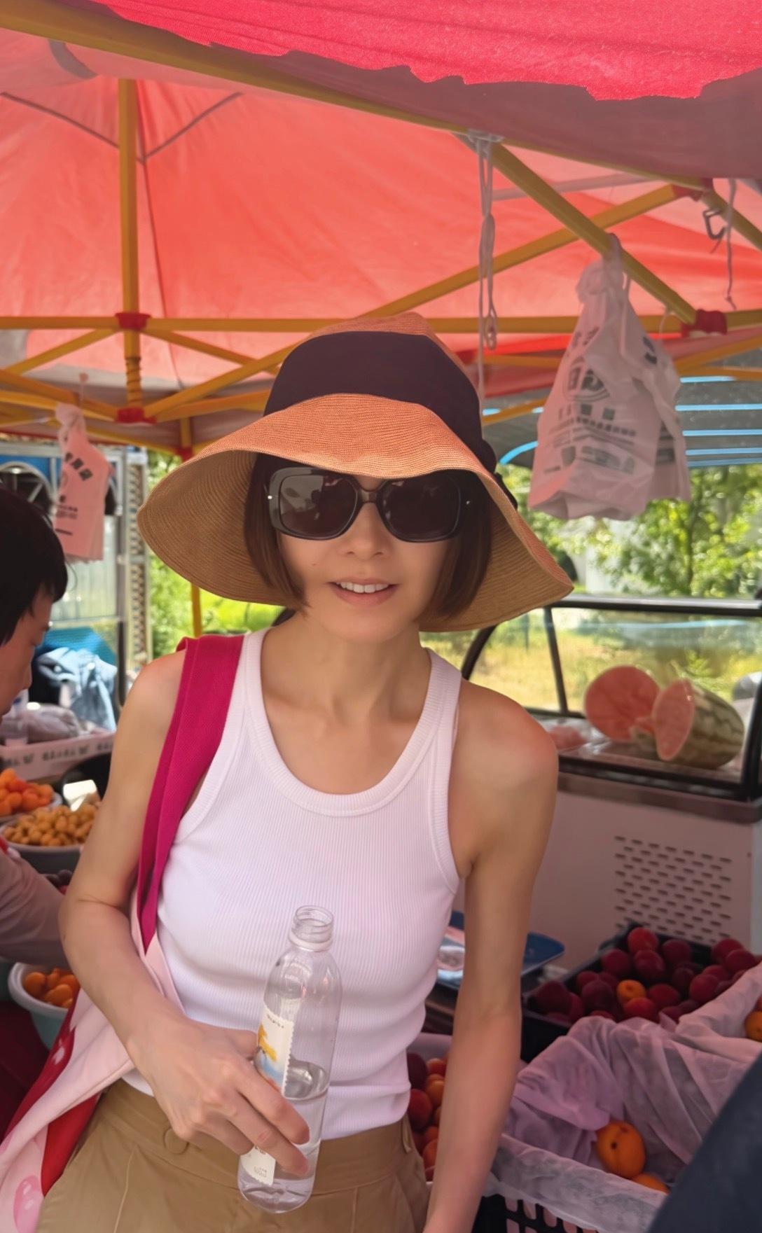 惠英红捏了捏鲁豫的胳膊，鲁豫说：“我身上没有肌肉。”惠英红犹豫了下：“你想听好的