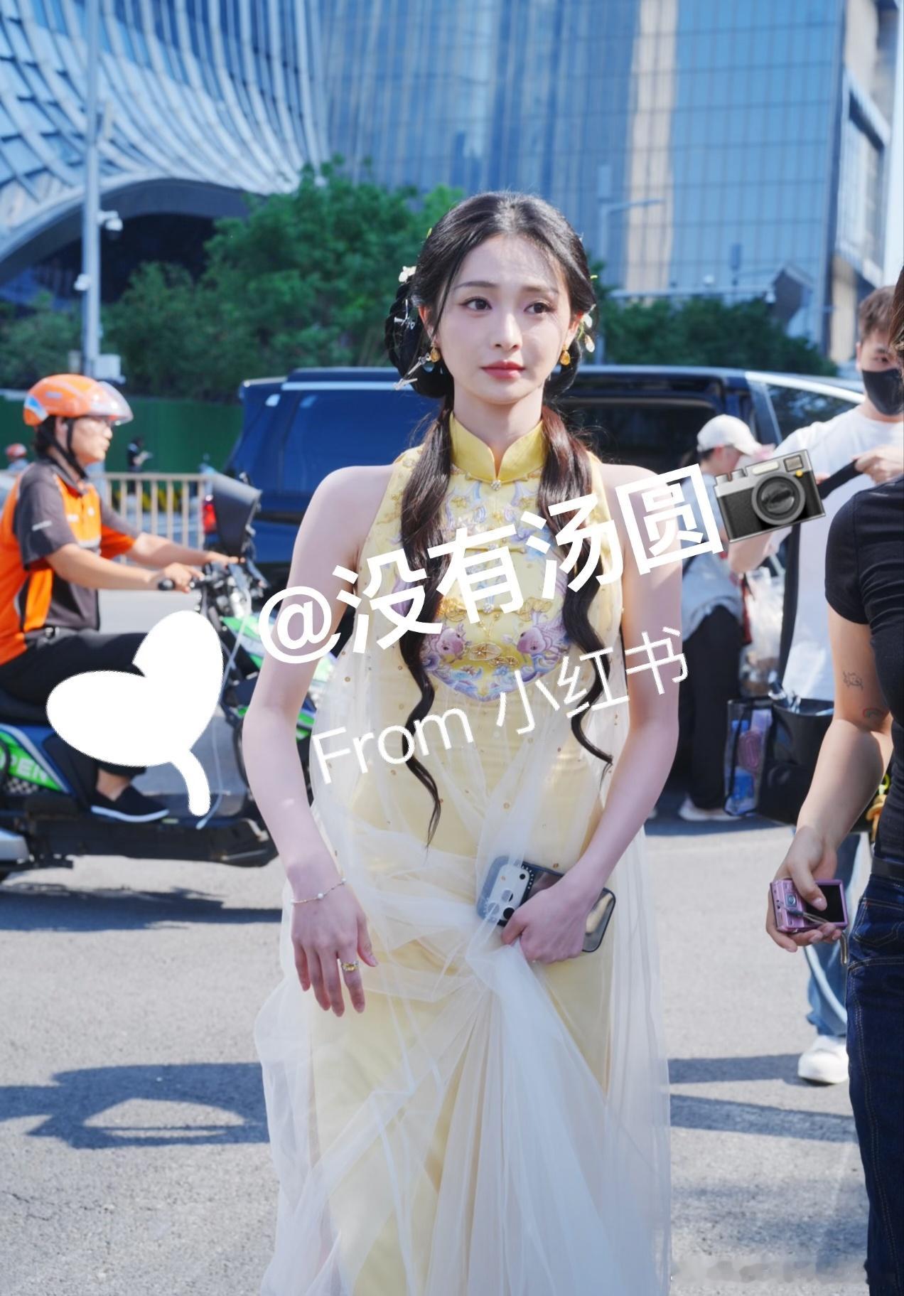 周洁琼、孔雪儿央视中秋晚会录制上班路透