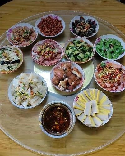 你是否察觉到一件怪事？在这三十多度的夏日里，我们畅饮一整晚，桌上的菜肴竟不会变质