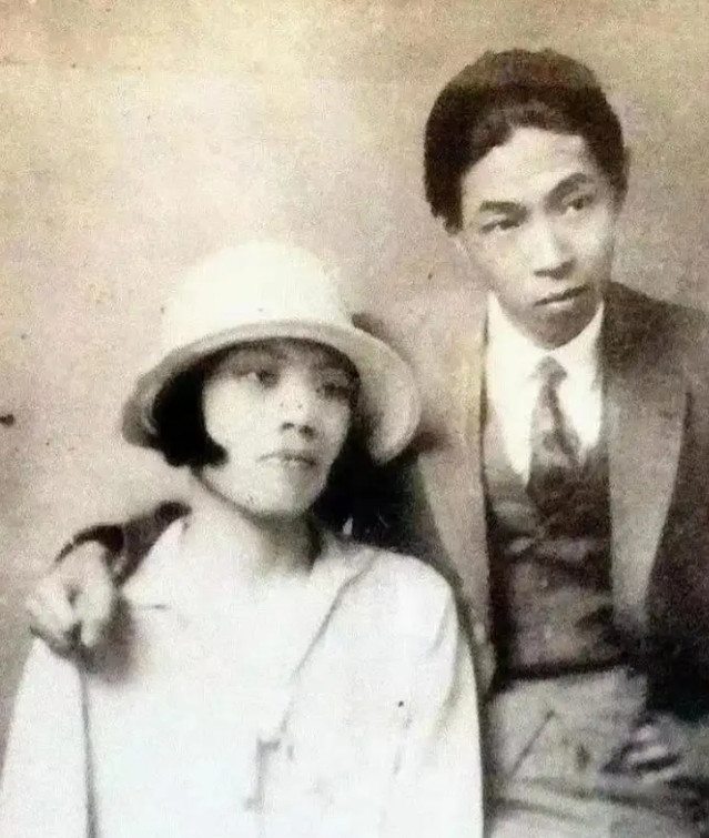 1928年，32岁的茅盾出轨23岁的女学生秦德君，谁知当秦德君怀孕时，茅盾抱着她
