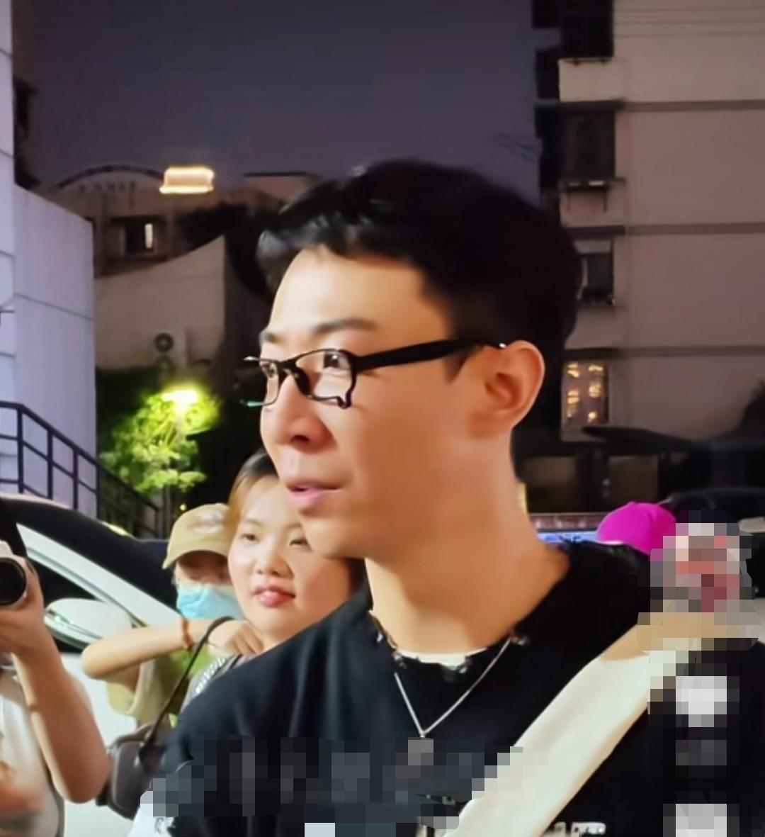 张维伊是个听劝的，他终于舍得把头发剪短了，换了一个新的发型，整个人看上去神清