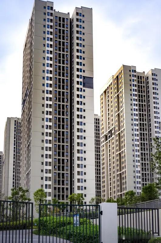 现在安置房、保障房盖的越来越好，也是大城市老破小，还有楼龄20年以上的普通商品房