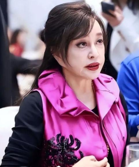 一次，刘晓庆见到陈佩斯，笑着对身边的人介绍：“这是我大侄子，我是他小姑。”大家都