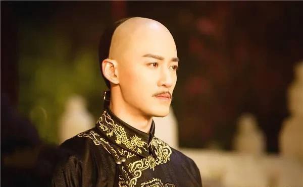 1674年，耿精忠在福建起兵，耿聚忠、耿昭忠率子侄请死。康熙不答应，让他们先回家
