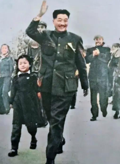 建国后，贺龙元帅的一张珍贵照片，他正在笑着向人们挥手！贺龙元帅，以其传奇的“