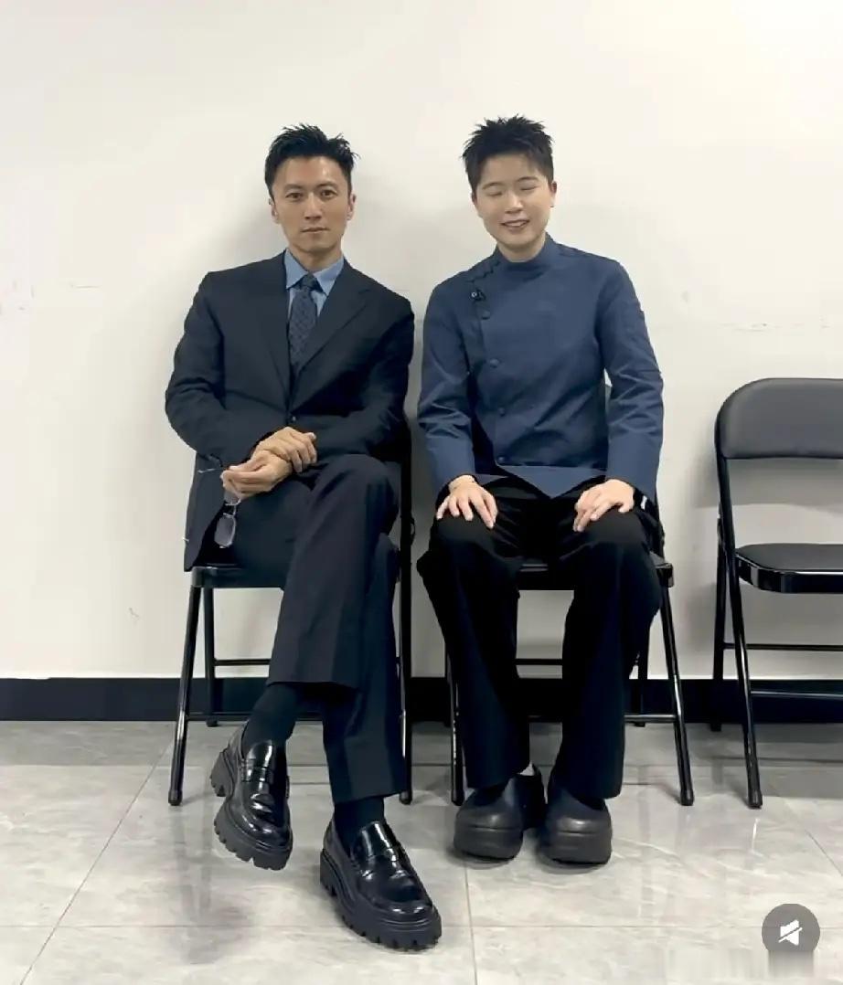 7月28日，谢霆锋在长沙录制完《一饭封神2》后与嘉宾合影，穿西装打领带，骨瘦如柴