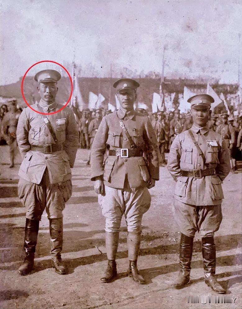 一张摄于北伐时期的老照片，中间是蒋中正，右边是陈诚，而左边的高个男子是谁？这才是