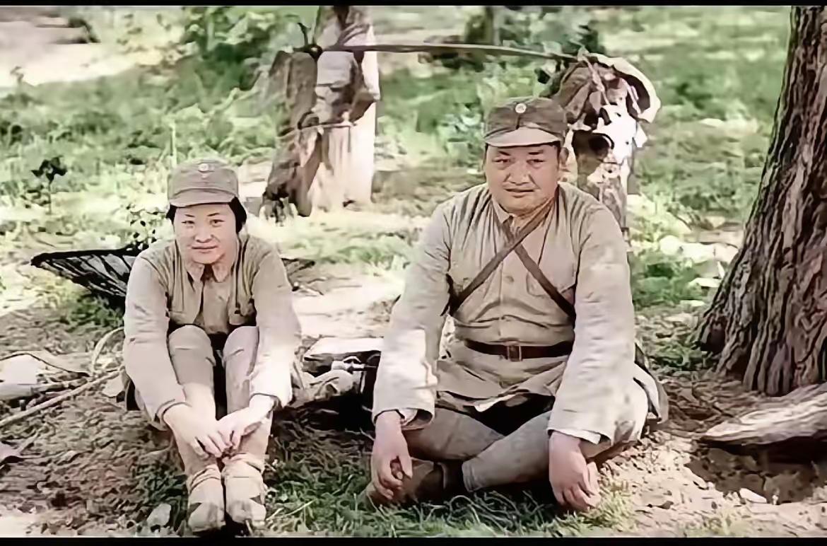 1939年，皖南云岭郊外树下，新四军将领罗炳辉与妻子张明秀留下的合影。镜头下，二