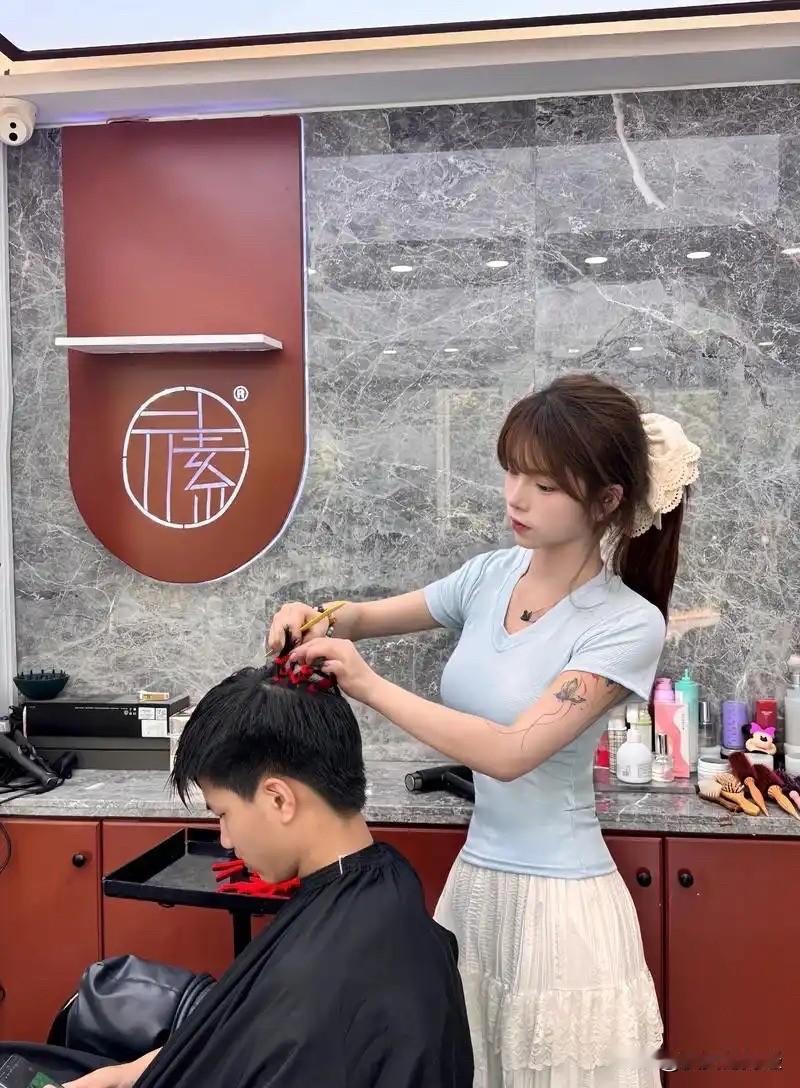 如今理发价格越来越高，为什么会让人很反感？我给大家算个账就知道了。一个理发师给一